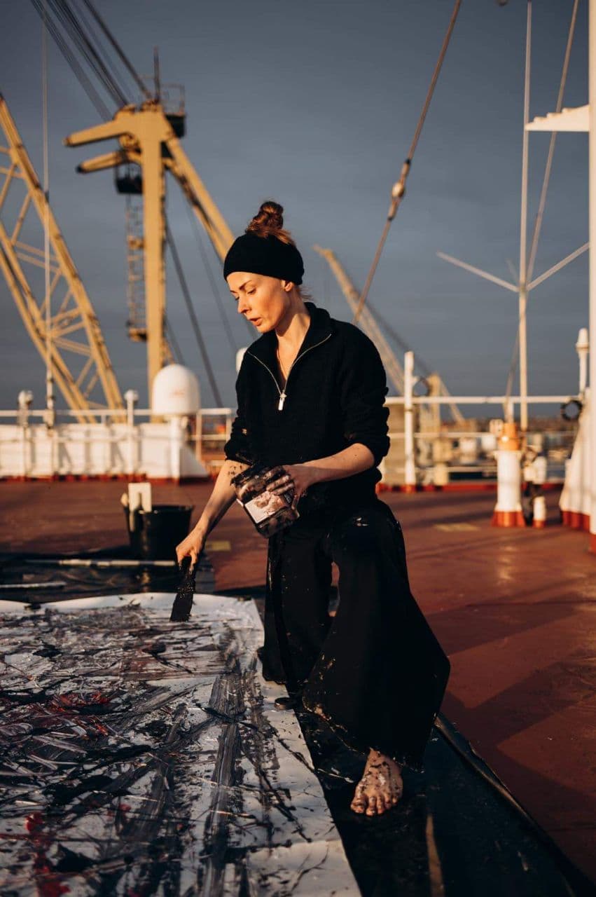 Дарья Наквакина прожила пол жизни через Перформанс на греческом судне